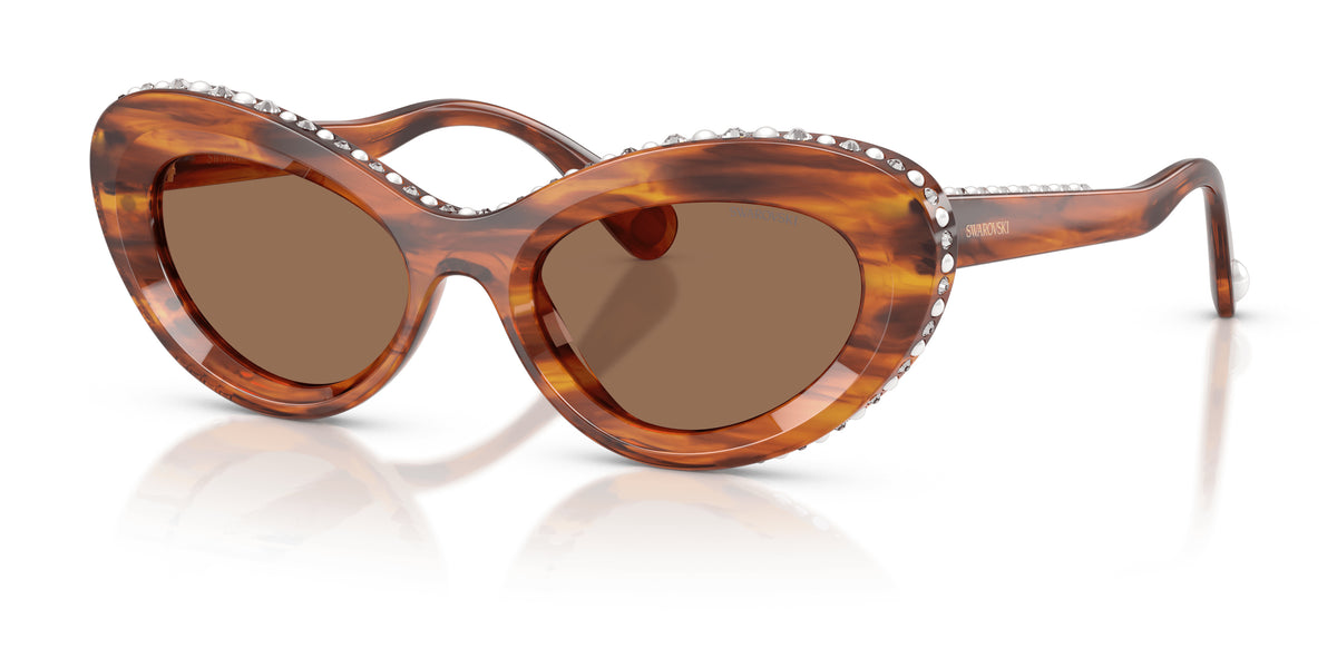 Lunettes de soleil Swarovski SK6061U 109173 Havane rayé - vue trois-quarts