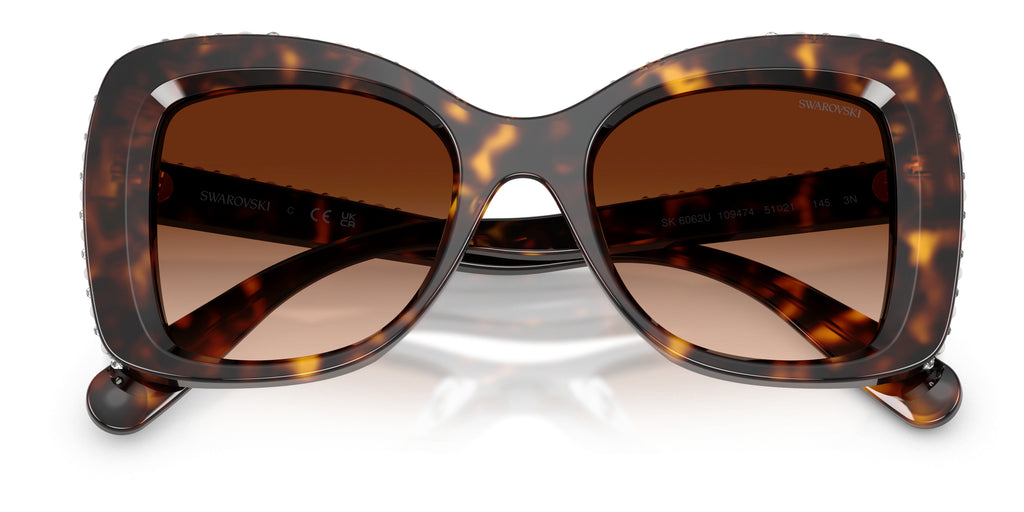 Lunettes de soleil Swarovski SK6062U 109474 Havane - vue de face, branches repliées