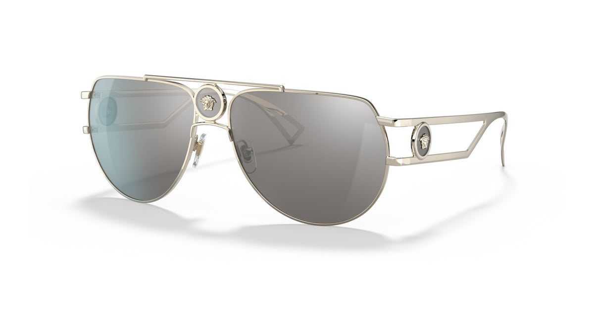 Lunettes de soleil Versace VE2225 12526G – Or Pâle – vue de trois quarts.
