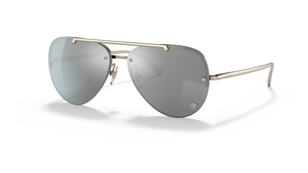 Lunettes de soleil Versace VE2231 12526G – Or Pâle – vue de trois quarts.