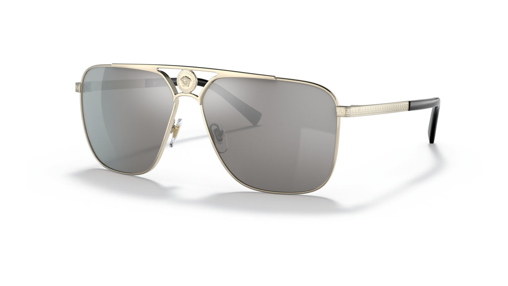 Lunettes de soleil Versace VE2238 12526G – Or Pâle – vue de trois quarts.
