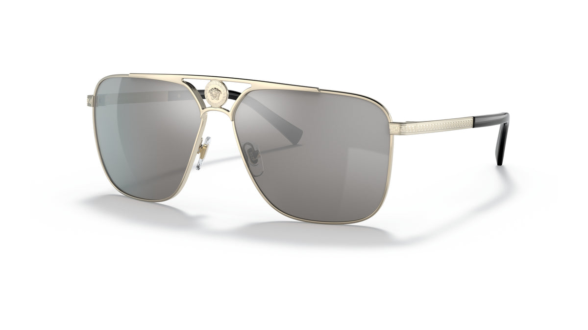 Lunettes de soleil Versace VE2238 12526G – Or Pâle – vue de trois quarts.