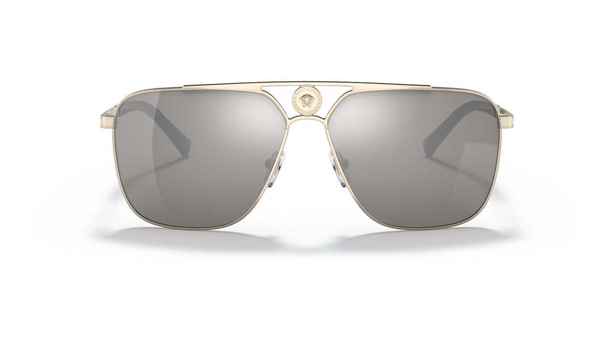 Lunettes de soleil Versace VE2238 12526G – Or Pâle – vue de face.