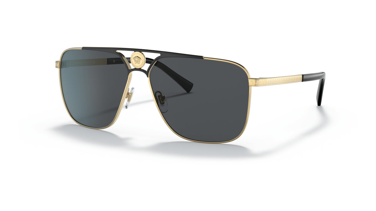 Lunettes de soleil Versace VE2238 143687 – Or/Noir mat – vue de trois quarts.