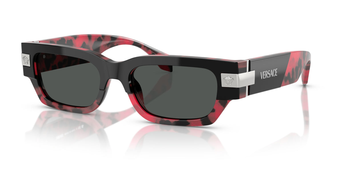 Lunettes de soleil Versace VE4465 545787 – Noir supérieur/rouge Havana – vue de trois quarts.