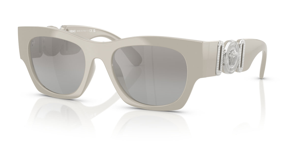 Lunettes de soleil Versace VE4479U 55016V – Gris – vue de trois quarts.