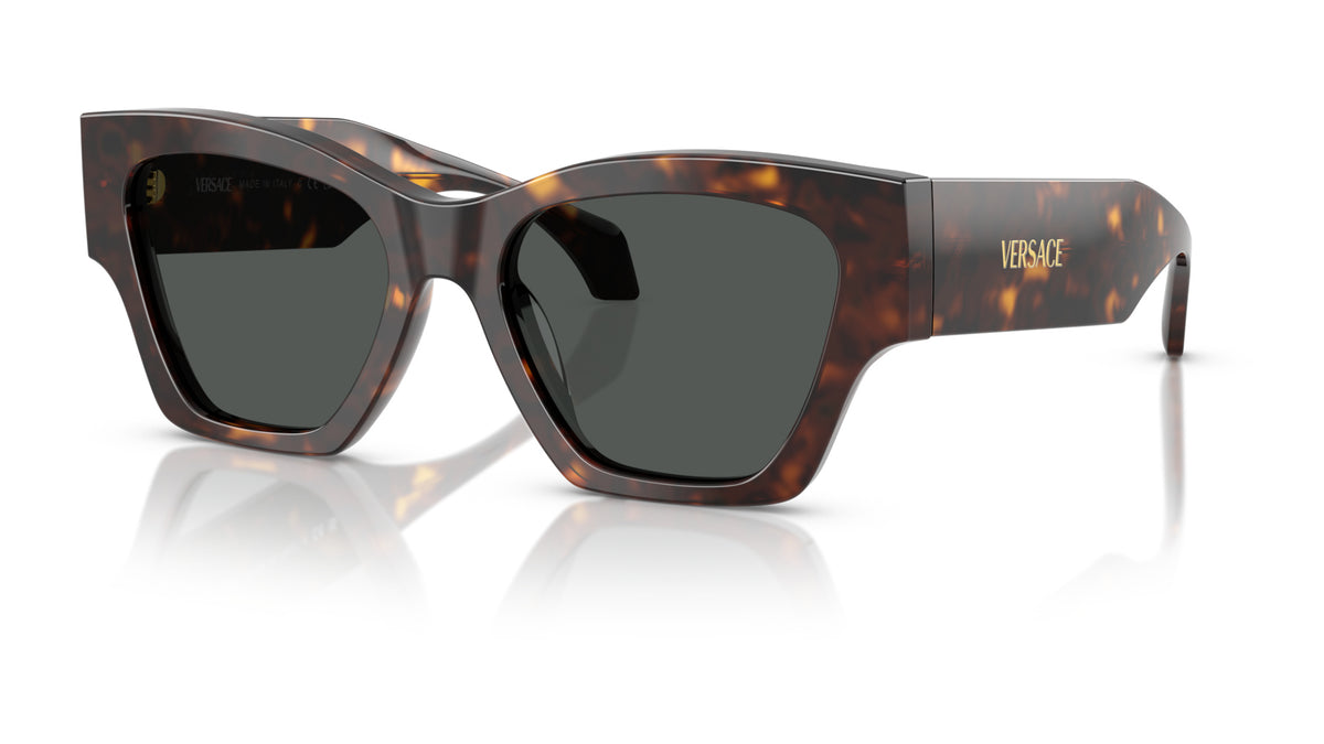 Lunettes de soleil Versace VE4492U 108/87 – Havana foncé – vue de trois quarts.