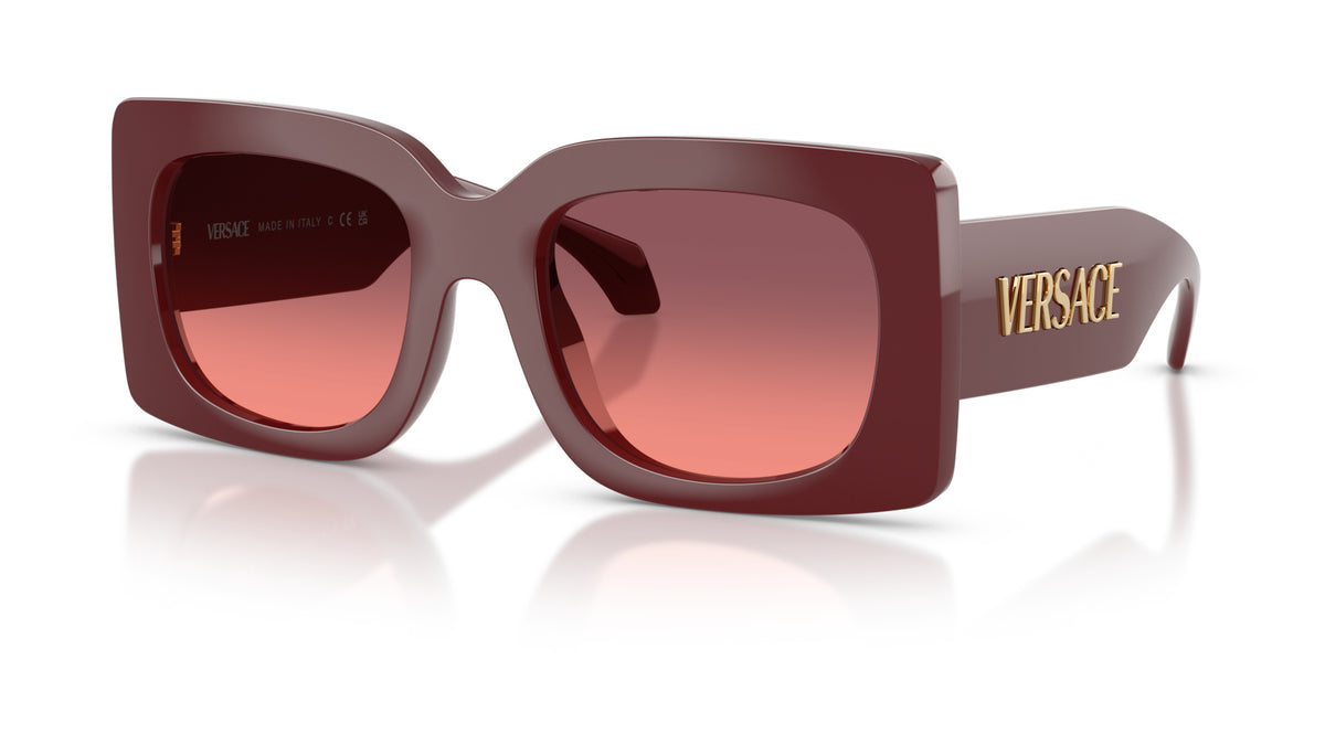 Lunettes de soleil Versace VE4496U 551520 – Lie de vin – vue de trois quarts.