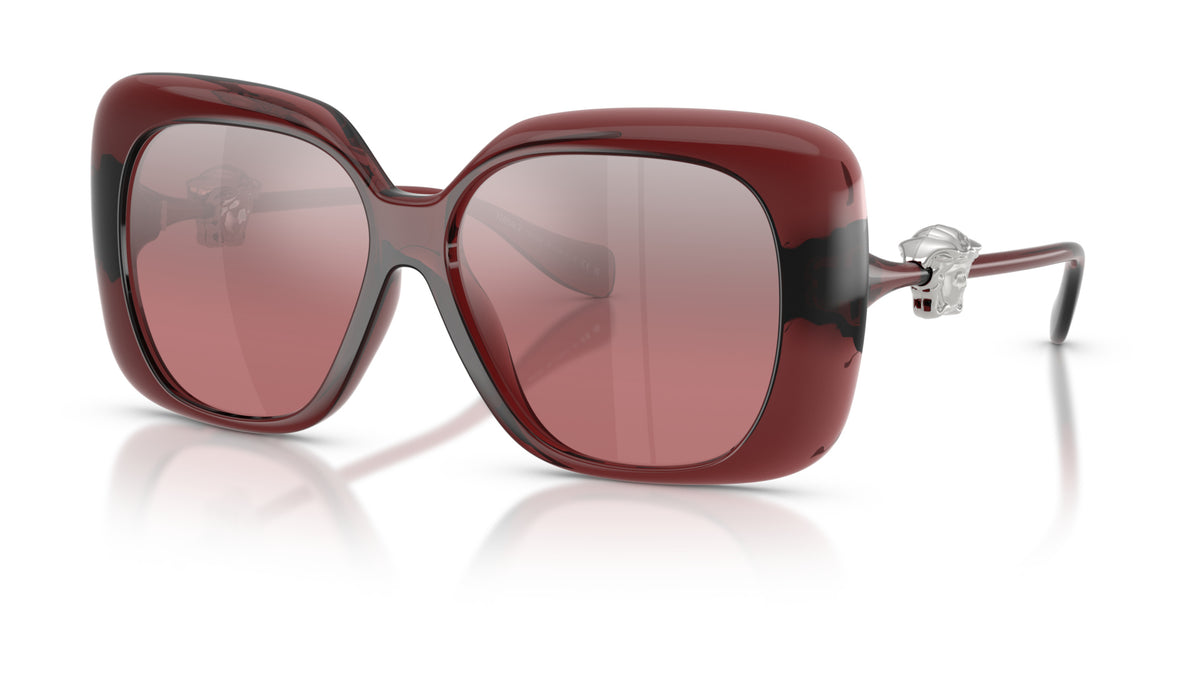 Lunettes de soleil Versace VE4499U 55397E – Rouge transparent – vue de trois quarts.