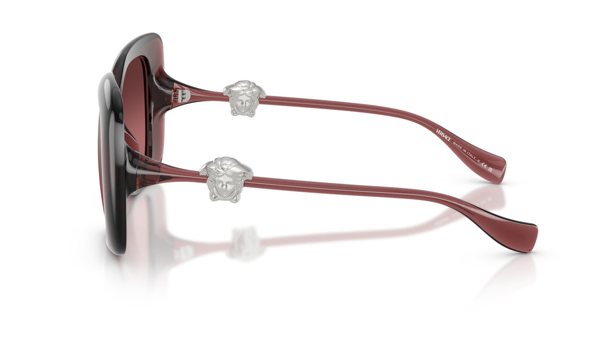 Lunettes de soleil Versace VE4499U 55397E – Rouge transparent – vue de profil.