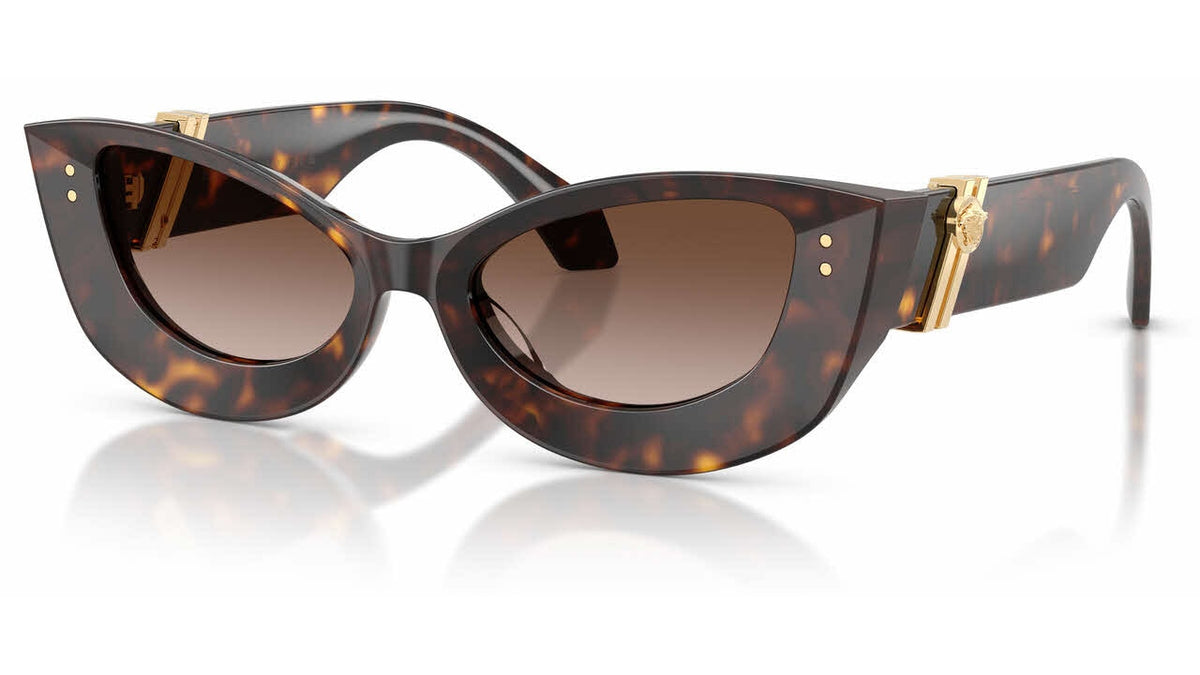 Lunettes de soleil Versace VE4520U 108/13 – Havana foncé – vue de trois quarts.