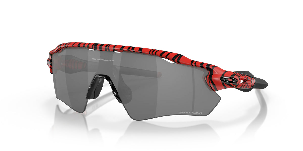 Oakley OO9208 9208D1 Rouge tiger - vue trois-quarts