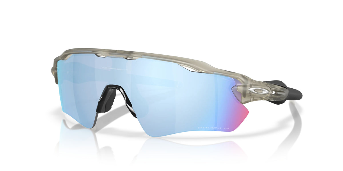 Oakley OO9208 9208F6 Gris mat ink - vue trois-quarts