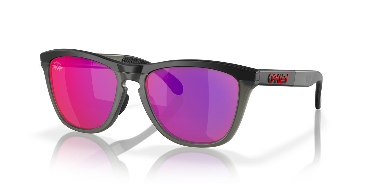 Oakley OO9284 928413 Noir mat mat gris smoke - vue trois-quarts